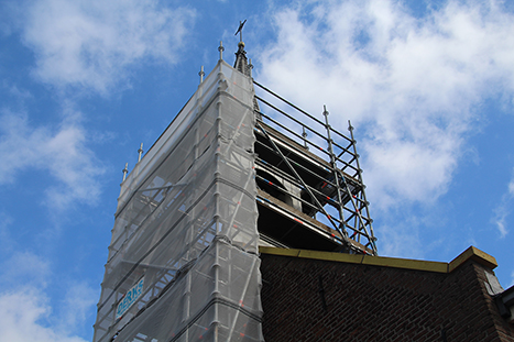 Kerktoren van Nieuw Buinen die in de steigers is gezet door Schildersbedrijf Groenewold